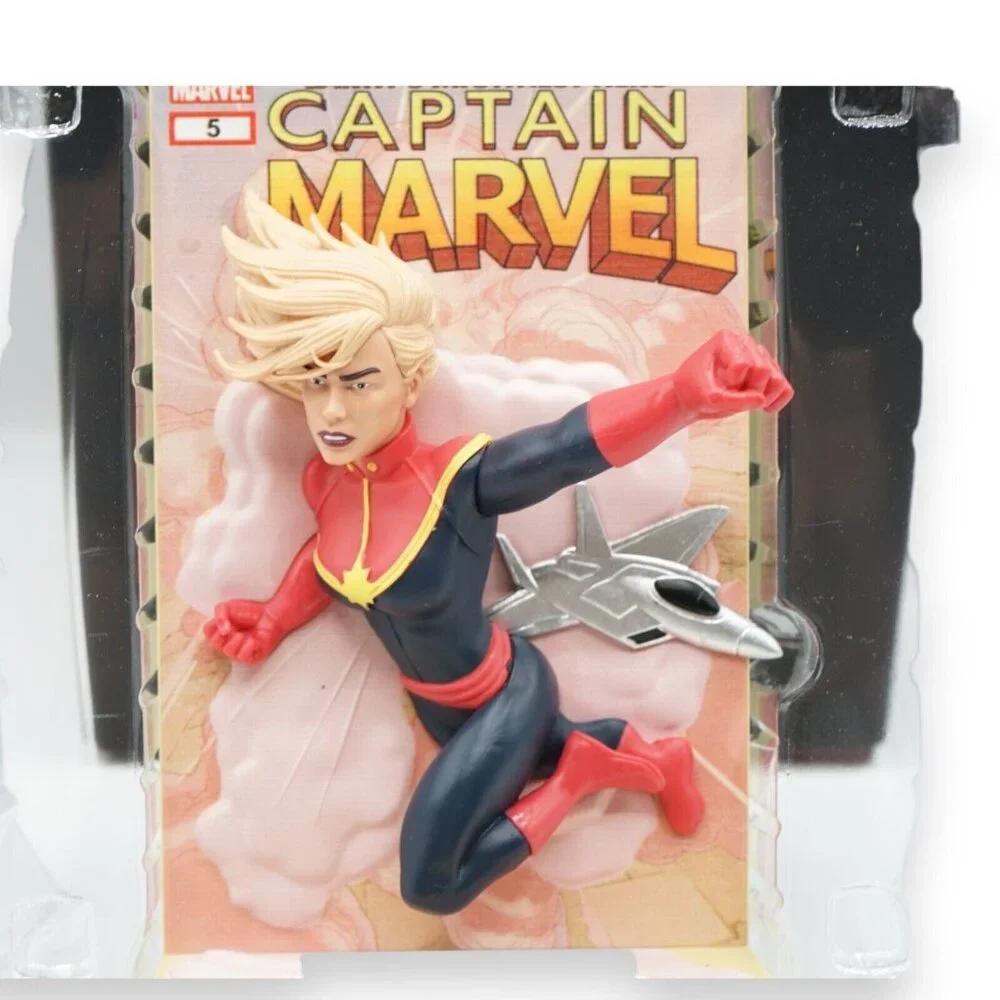 Marvel Captain Marvel 3D‎ Comic Standee Figure - Loot Crate EXCLUSIVE